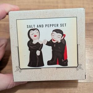 Cracker Barrel Mr. And Mrs. Dracula Vampire Couple Salt and Pepper Set